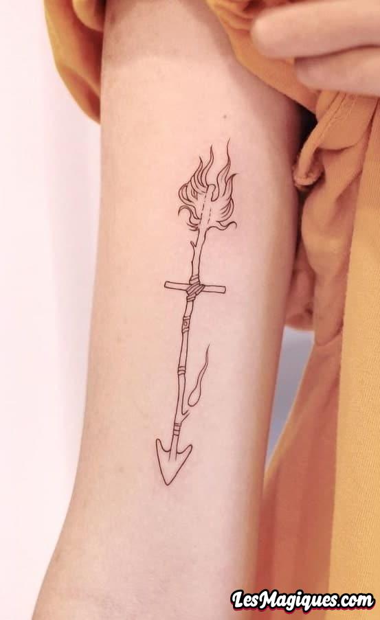 Tatouage flèche sur le bras
