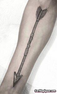 Tatouage de flèche sur l'avant-bras