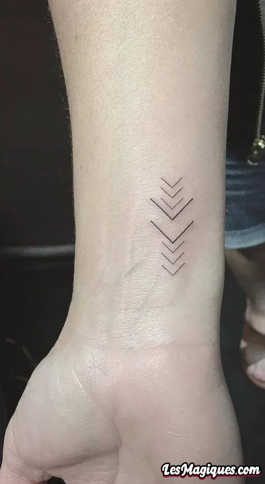 Tatouage de flèche sur le poignet