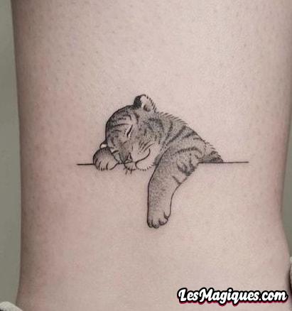 Tatouage de bébé tigre