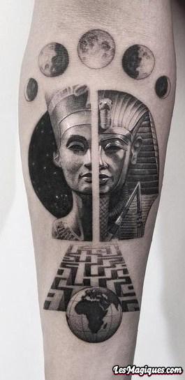 Tatouage égyptien noir et gris