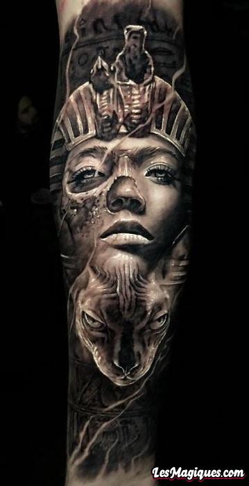 Tatouage égyptien noir et gris