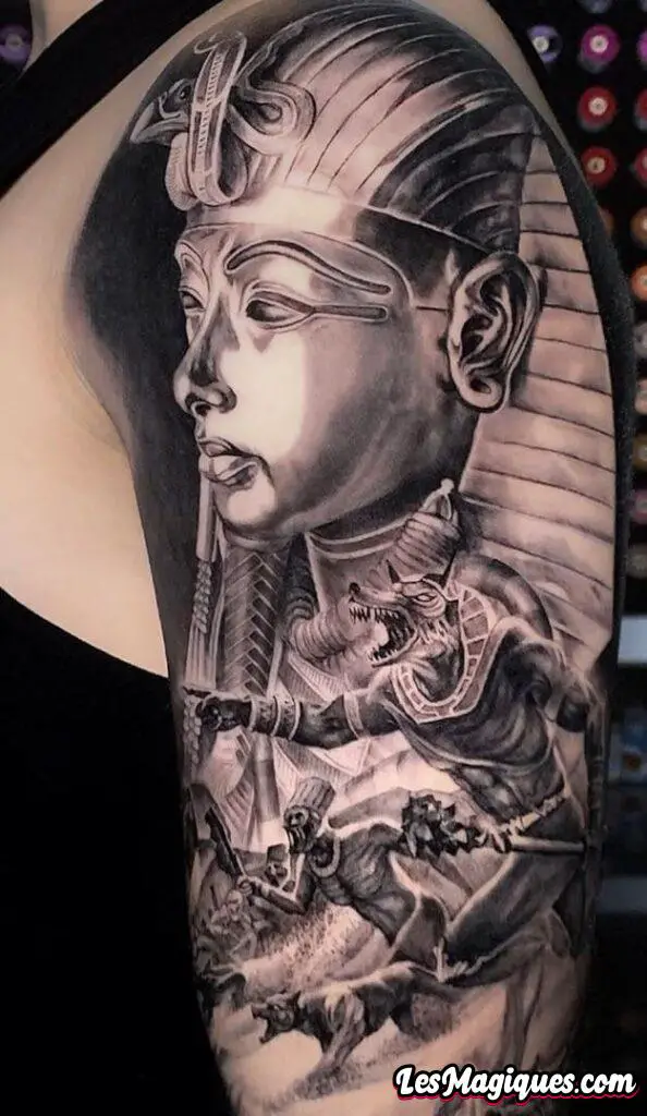 Tatouage égyptien noir et gris