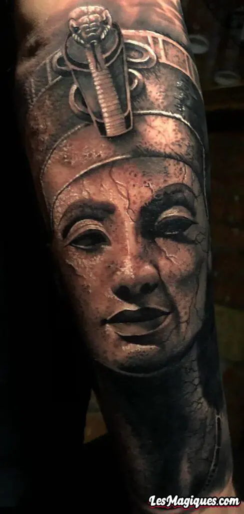 Tatouage égyptien noir et gris