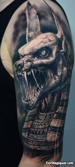 Tatouage égyptien noir et gris
