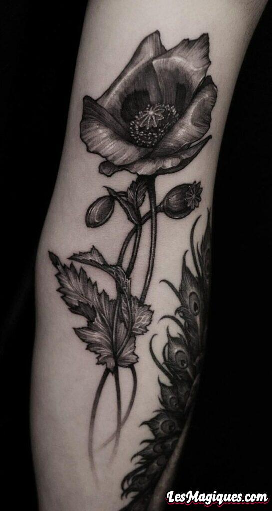 Tatouage de fleurs noires et grises