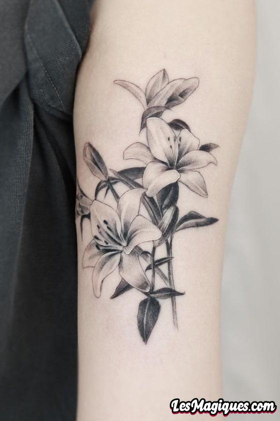 Tatouage de fleurs noires et grises