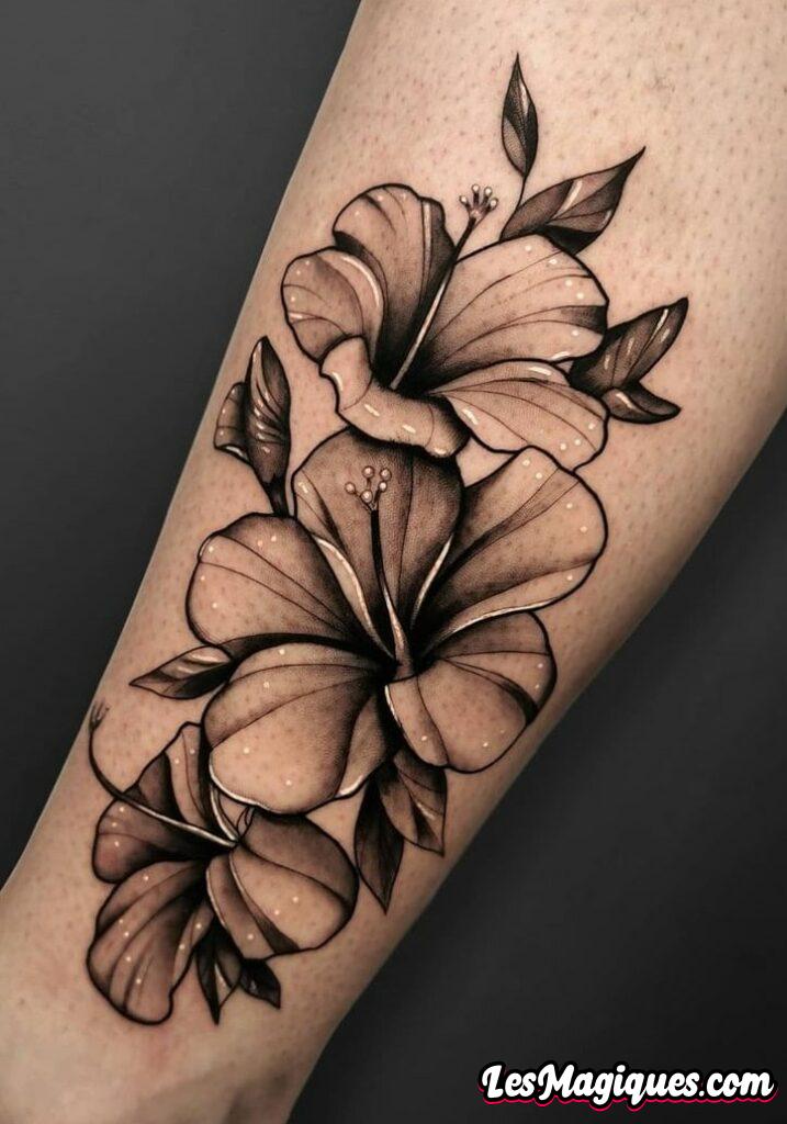 Tatouage d'hibiscus noir et gris