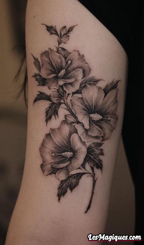 Tatouage d'hibiscus noir et gris