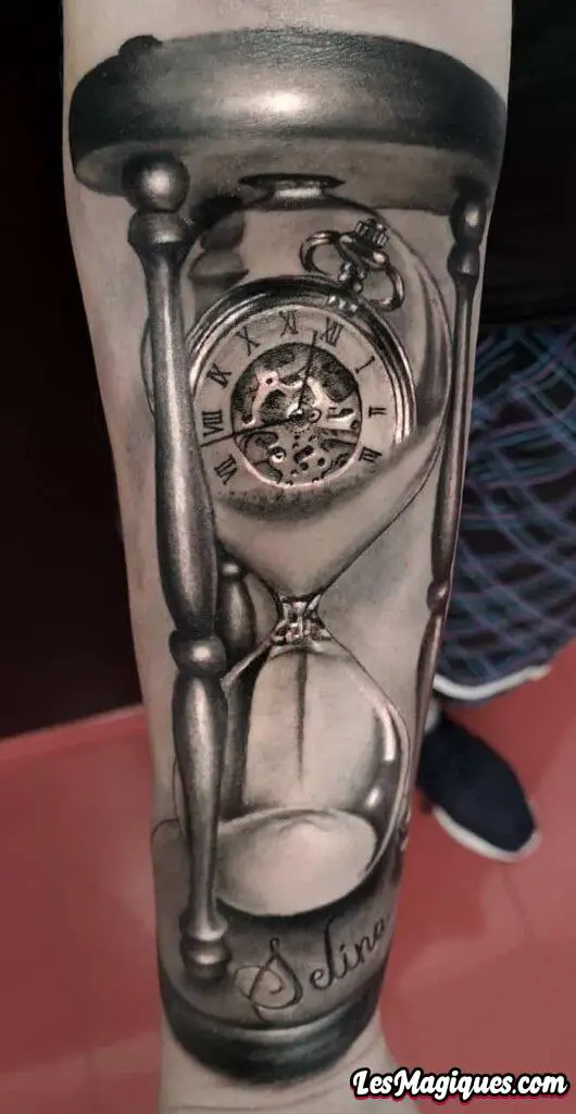 Tatouage sablier noir et gris