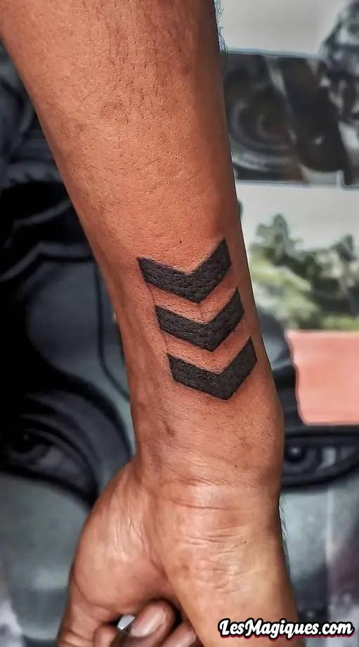 Tatouage de flèche de travail noir