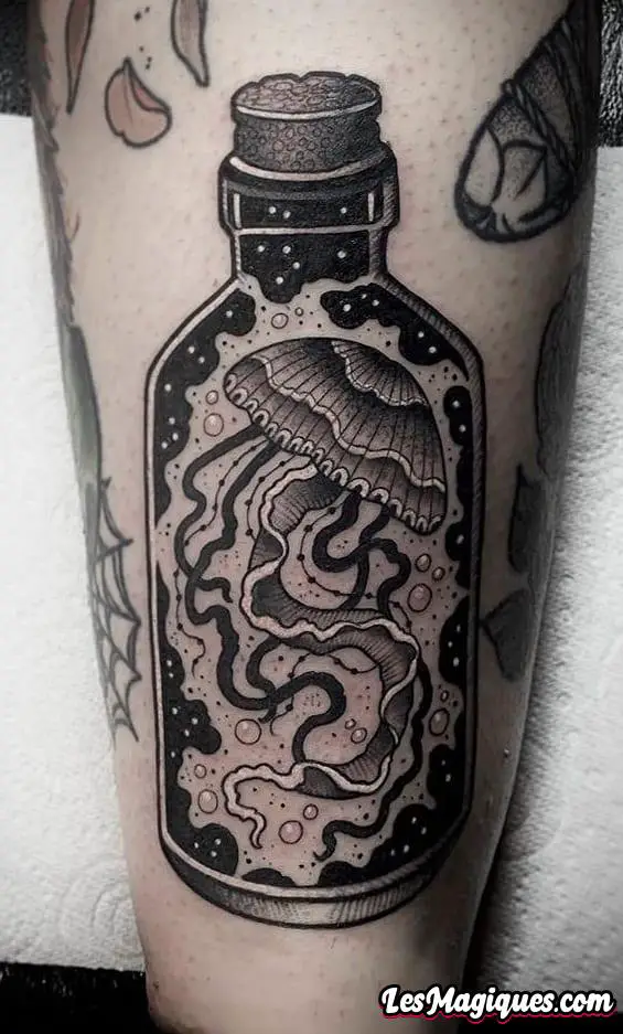 Tatouage de méduse au travail noir