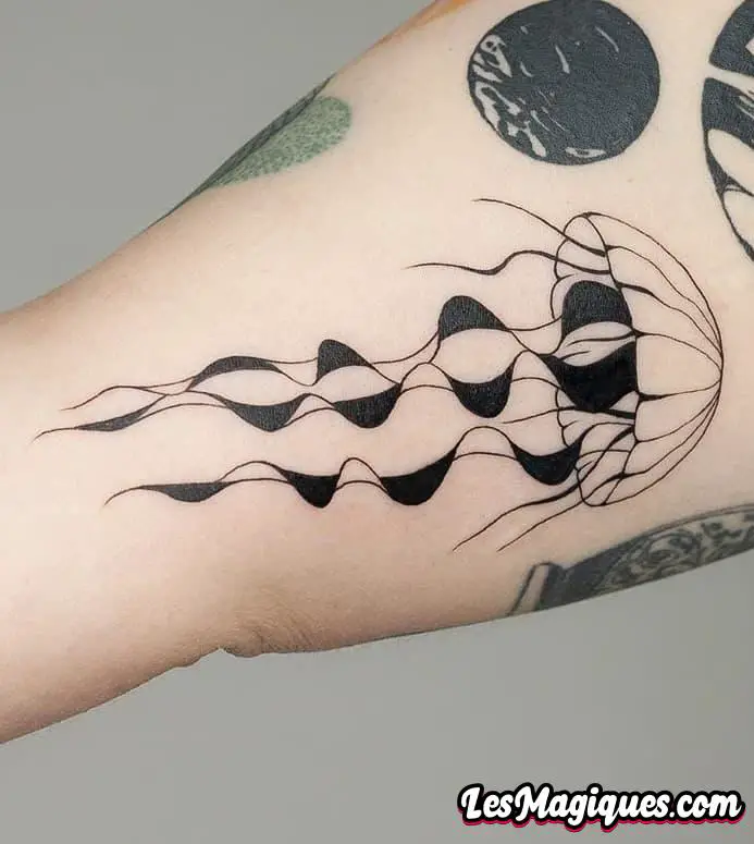 Tatouage de méduse au travail noir