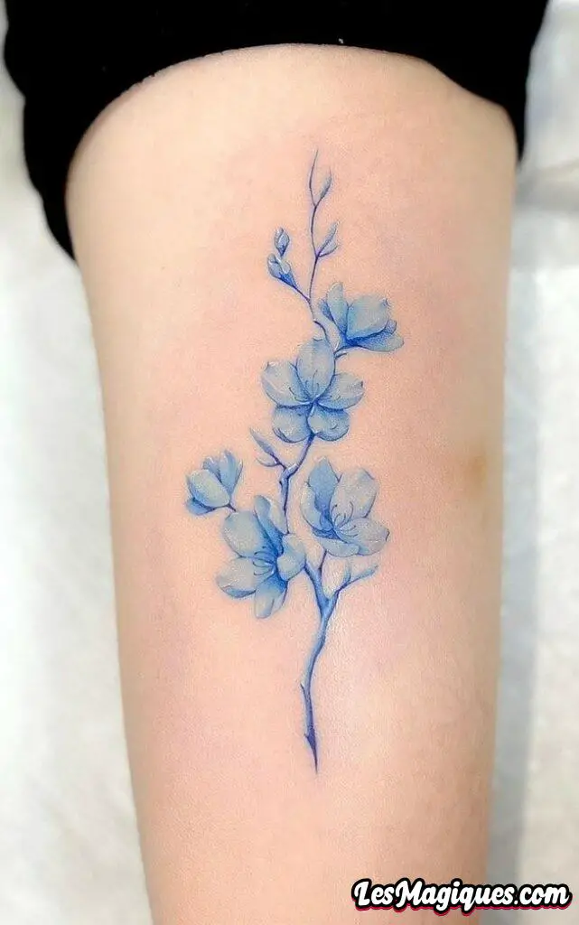 Tatouage de fleur de cerisier bleu