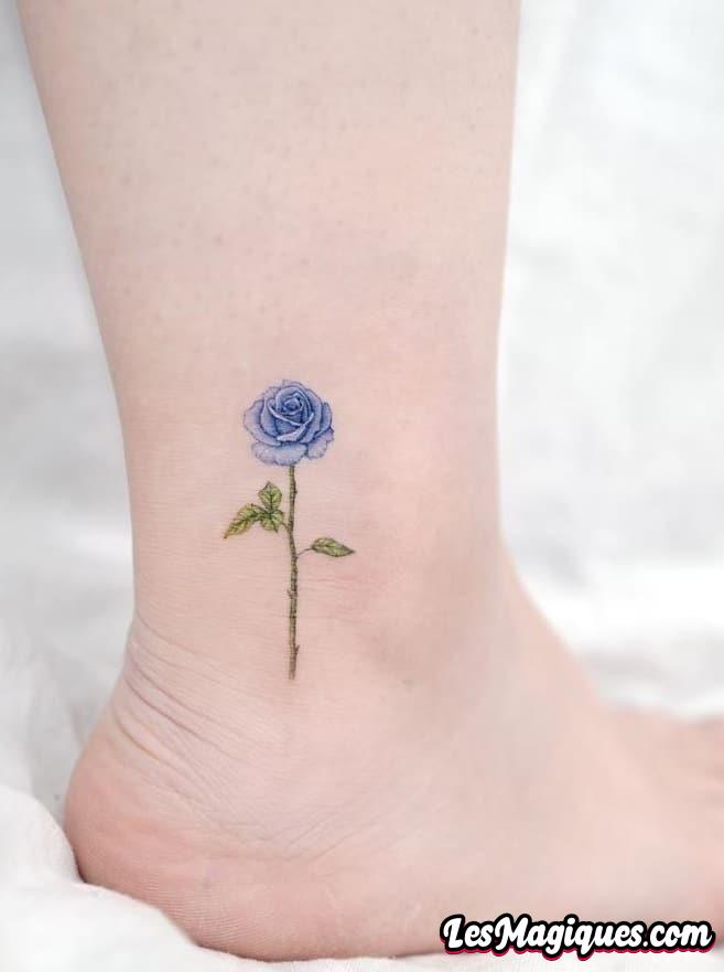 Tatouage cheville rose bleue