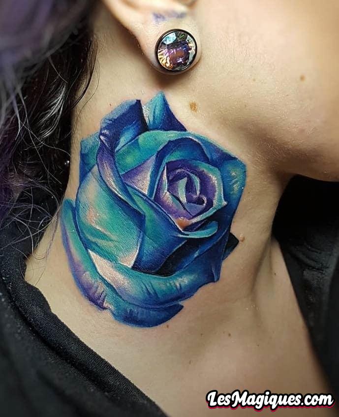 Tatouage de cou de rose bleue