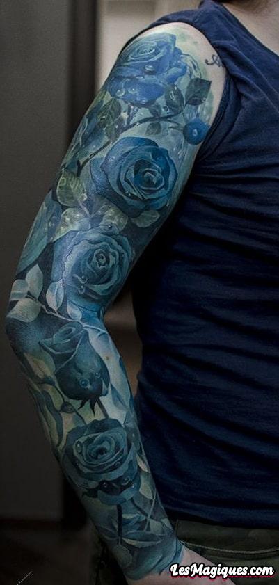 Tatouage à manches roses bleues