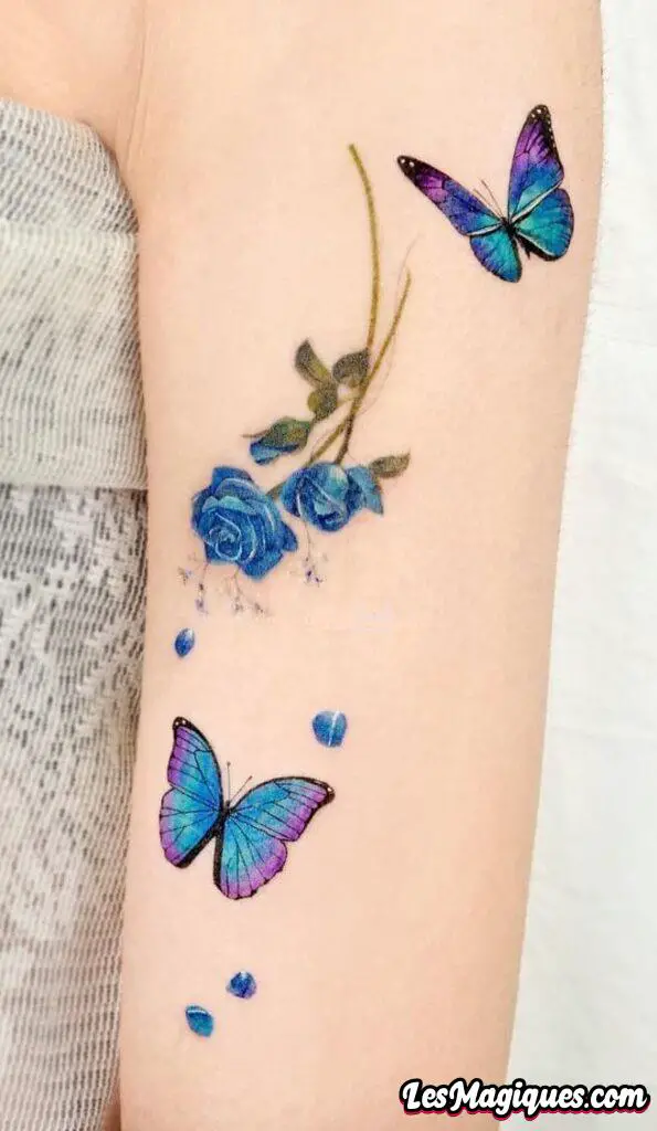 Rose bleue et tatouage papillon