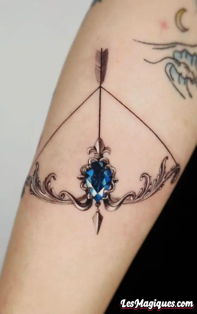 Tatouage arc et flèche
