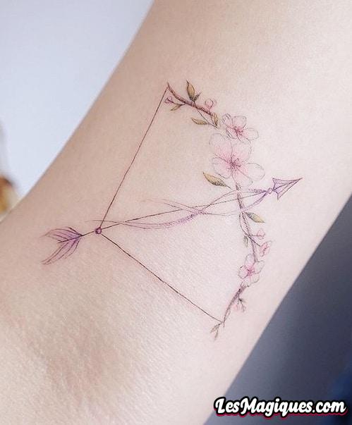 Tatouage délicat d'arc et de flèche