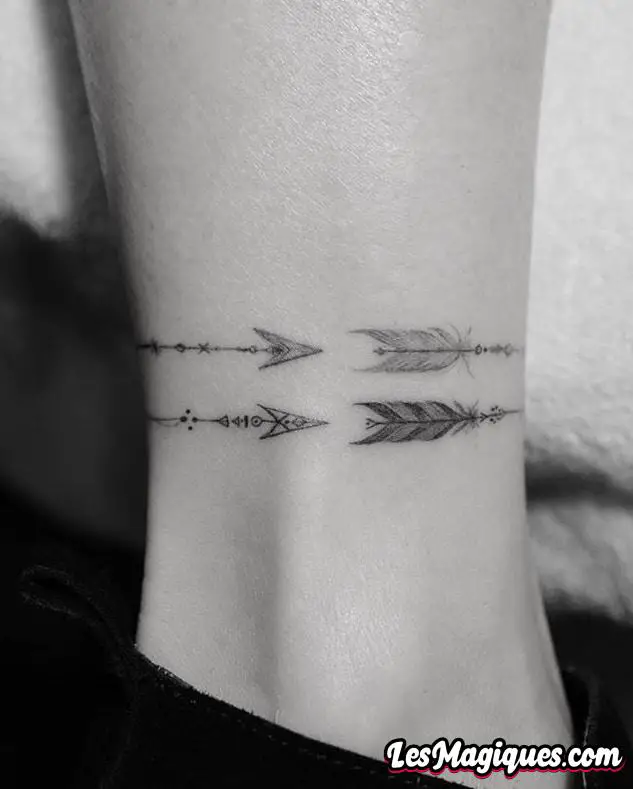 Bracelet flèche tatouage sur la cheville