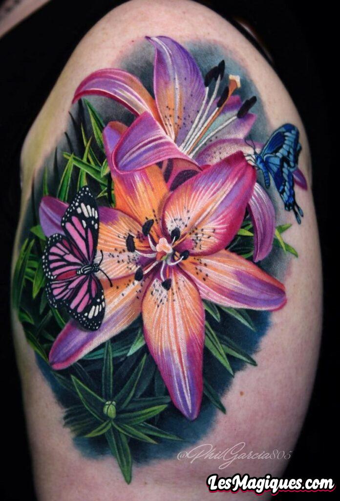 Papillons avec tatouage de fleurs