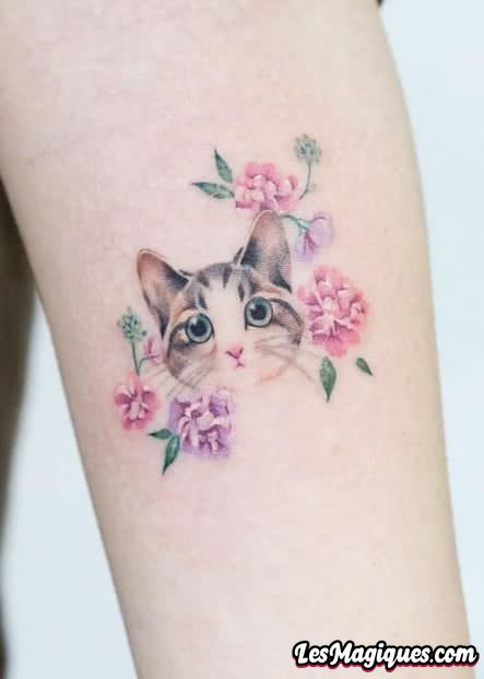 Tatouage de chat avec tatouage de fleur