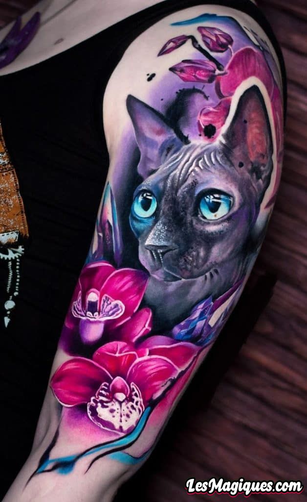 Tatouage de chat avec tatouage de fleur
