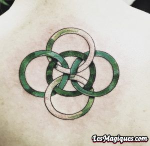 Tatouage celtique à cinq nœuds