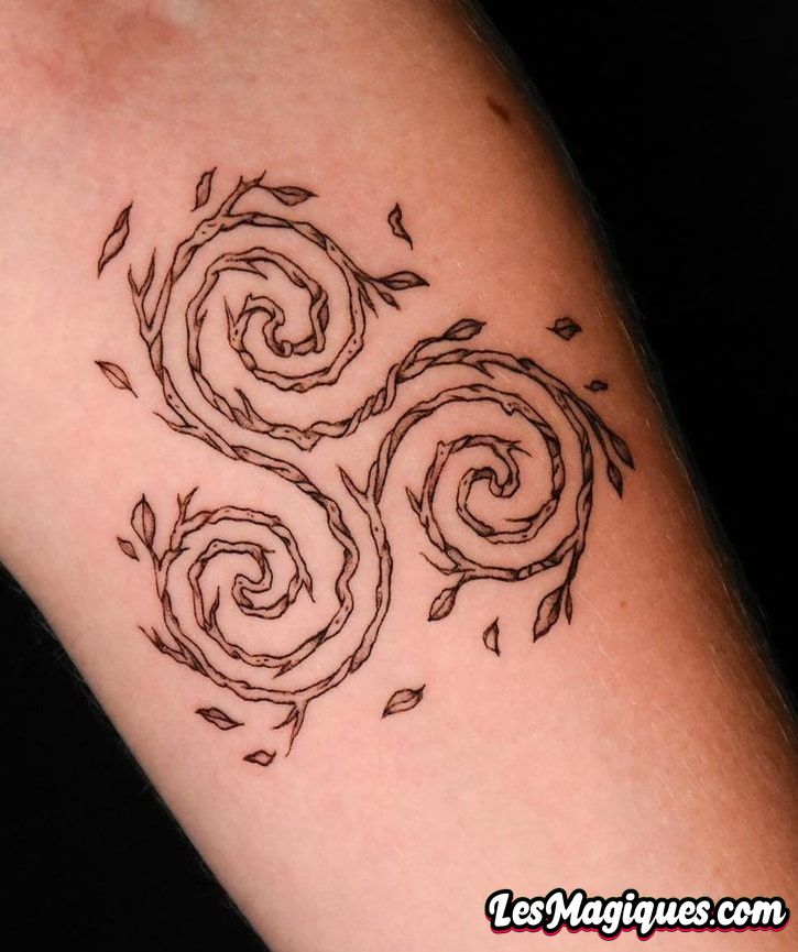 Tatouage de noeud en spirale celtique