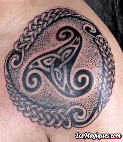Tatouages ​​​​celtiques sur l'épaule