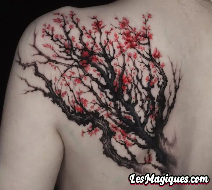 Tatouage de fleurs de cerisier sur le dos