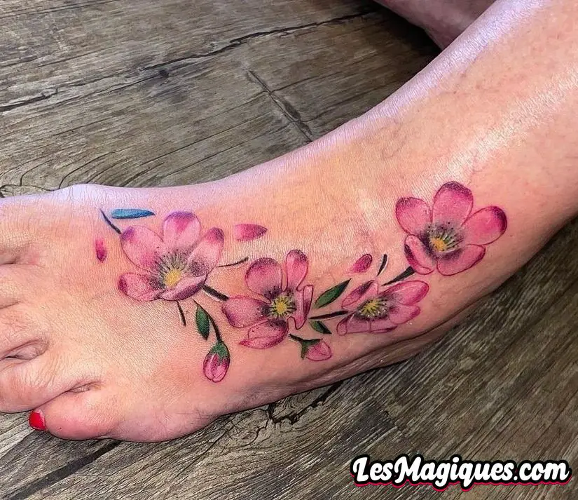 Tatouage de fleur de cerisier sur le pied