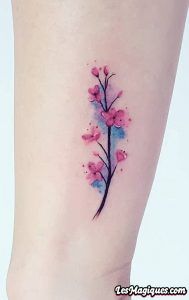 Tatouage aquarelle de fleur de cerisier