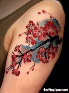 Tatouage aquarelle de fleur de cerisier
