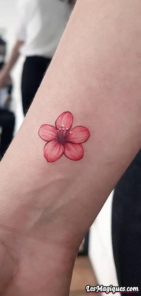 Tatouage au poignet de fleur de cerisier