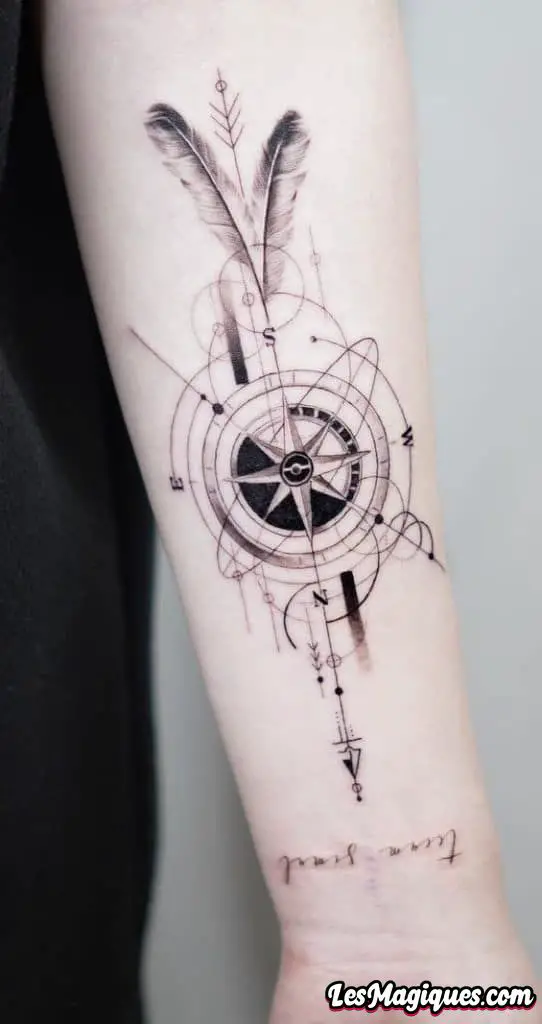 Boussole avec le tatouage de flèche