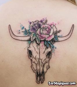 Tatouage aquarelle de crâne de vache