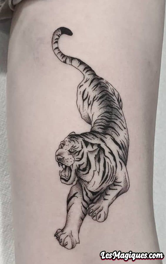 Tatouage de tigre rampant