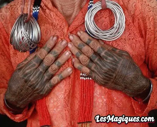 Femme Dayak aux mains tatouées