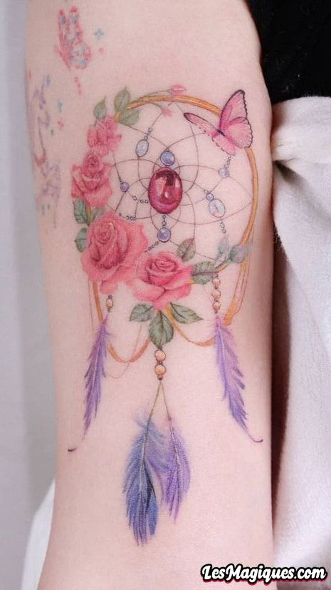 Attrape-rêves et tatouage de fleurs