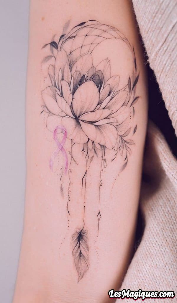 Attrape-rêves et tatouage de fleurs