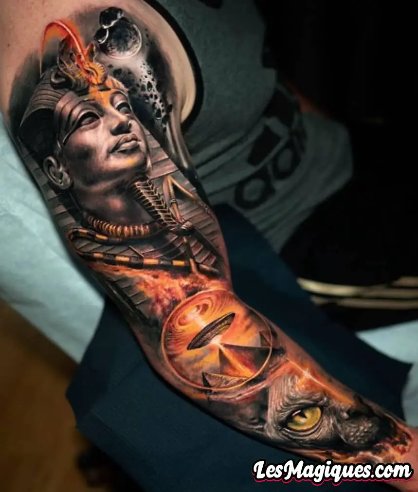 Tatouage à manches égyptiennes