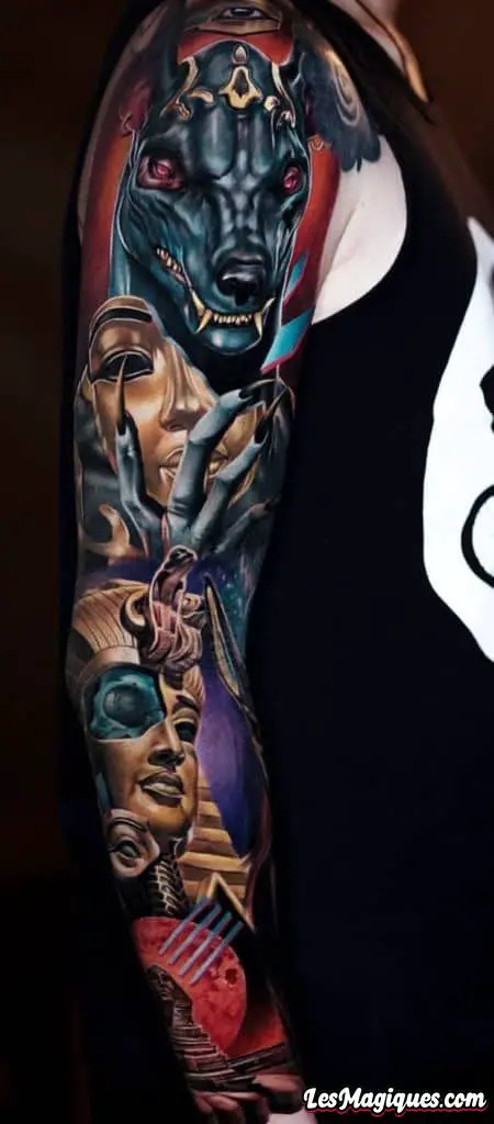 Tatouage à manches égyptiennes