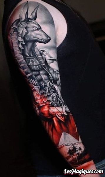 Tatouage à manches égyptiennes