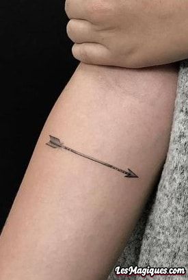 Tatouage flèche fine ligne