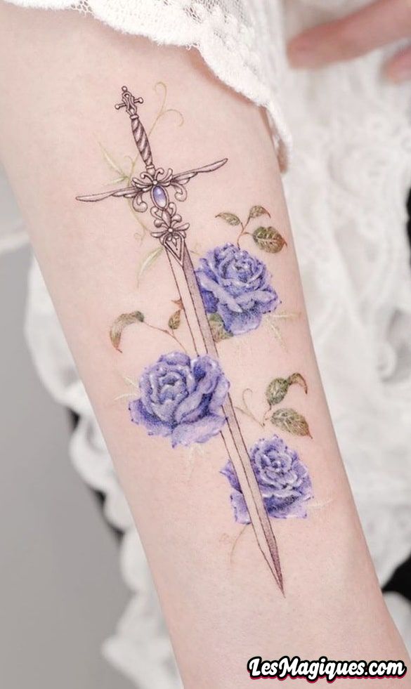 Tatouage d'épée florale