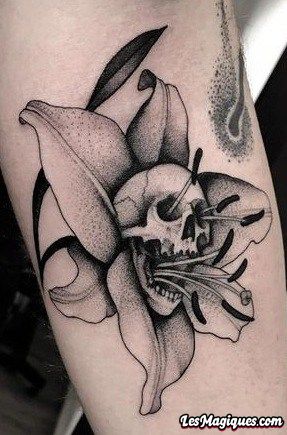 Tatouages ​​​​de crâne et de fleurs