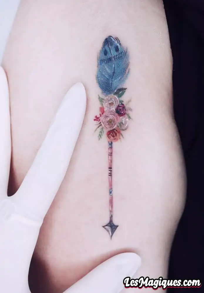 Tatouage de fleurs et de flèches