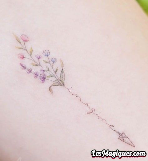 Tatouage de fleurs et de flèches